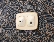 Комплект механизма компьютерной розетки RJ-45 (8P8C) CAT6A экранированной с автоматической защитной шторкой OMEGA Бежевый глянец Volt MO312005 QUANT