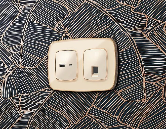 Комплект механизма компьютерной розетки RJ-45 (8P8C) CAT6A экранированной с автоматической защитной шторкой OMEGA Бежевый глянец Volt MO312005 QUANT