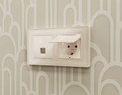 Комплект механизма компьютерной розетки RJ-45 (8P8C) CAT6A экранированной с автоматической защитной шторкой ALFA Бежевый глянец Volt MA312005 QUANT